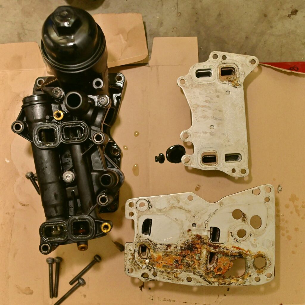 оштетен ладилник за масло поради стар антифриз на BMW F30